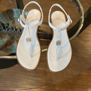 Michael Kors Mallory Thong sandal in bright white. Size 9.5